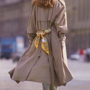 Oversized vintage 80s lined trenchcoat. Buttons up.